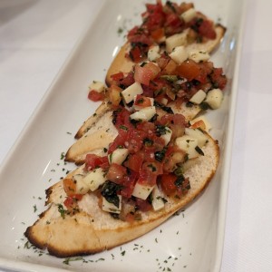 Bruchettas con mozzarella y tomate