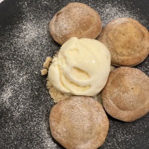 Raviolis rellenos de dulce de leche con helado de vainilla