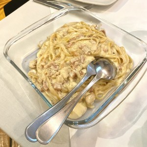 Fettuccine Alfredo con pollo