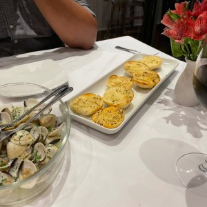 Almejas al ajillo com pan de ajo . Las mejores almejas