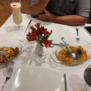 El plato de la derecha es pasta con langosta y a la izquierda es pasta con carne en salsa de tomate