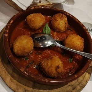boccocini frito en salsa de tomate