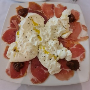 burrata con prosciutto