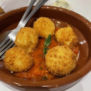 Boccocini Frito en Salsa de Tomate