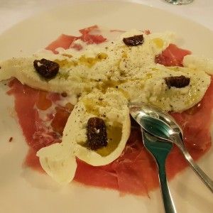 burrata con prosciutto