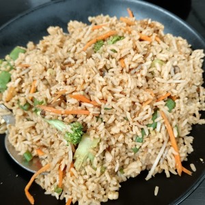 Arroz frito con vegetales