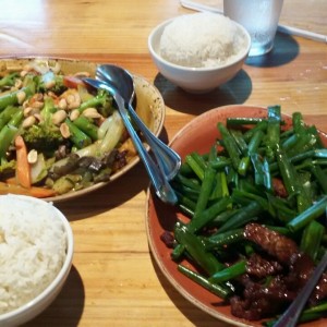 Un vegetariano y el otro una carne de res agridulce