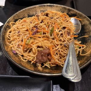 Fideos con vegetales y carne