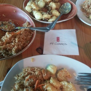 P.F. Chang's Fried Rice shrimp y camarones con bolitas de manzana 