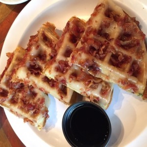 waffle de bacon y mozzarrela