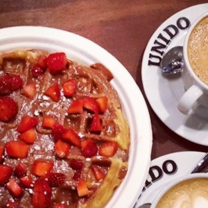 waffles y capuccino