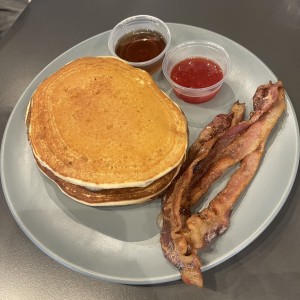 DESAYUNO - PANCAKES & BACON