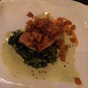 Corvina Con Espinacas A La Crema Y Cubitos De Papas Salteadas Al Tomillo Y Ajo