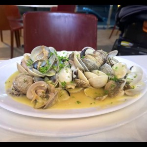 Almejas al ajillo o en Salsa roja