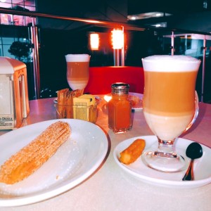 CHURRO RELLENO DE MANJAR & CAPUCCINO