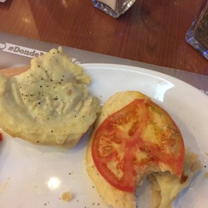 emparedado de mozzarella con tomate
