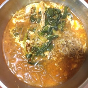 sopa de fideo de res