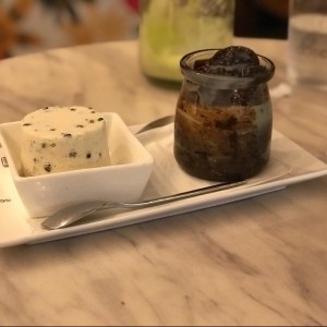 Postre Volcan Baru con helado de vainilla