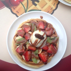 Waffle con dulce de leche, frutas( fresas, kiwi y banano) y helado de vainilla.
