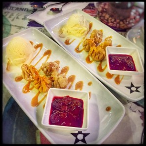 Wontons de queso y dulce de leche con helado