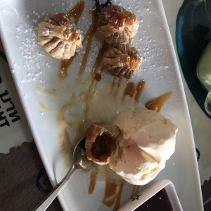 Wontons de queso y dulce de leche con helado