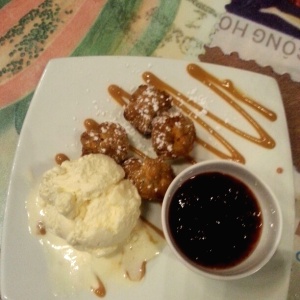Wontons de queso y dulce de leche con helado