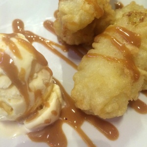 Banana Tempura con Helado de Vainilla