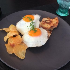 Filete a Caballo con Huevos, Bacon y Sofrito de Tomate y Cebolla
