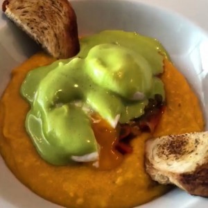 tamal de olla con huevos pochados