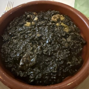 Arroz de Mariscos, calamar, pulpo, camarón y azafrán