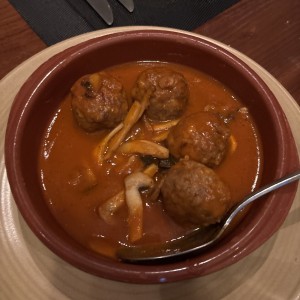 Albondigas de Rib Eye, salsa de vino tempranillo y hongos