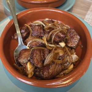 Filete de res 8 Oz, al grill, salsa pimienta o mostaza Dijon