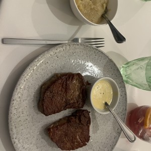 Filete de res 8 Oz, al grill, salsa pimienta o mostaza Dijon