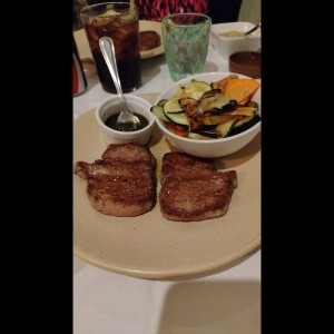 Filete de res 8 Oz, al grill, salsa pimienta o mostaza Dijon