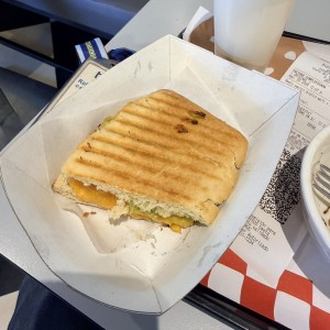 Pollo, mozzarella, pesto tomates secos, mayo albahaca y parmesano