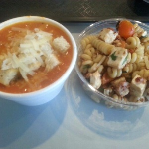 Sopa de tomates y ensalada!