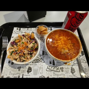 Ensalada de pollo y Sopa de Tortilla