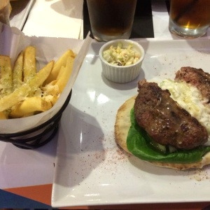 Hamburguesa La Griega con Papas Fritas con Ajo