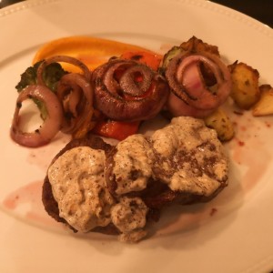 Filete Mignon a las 3 pimientas con vegetales salteados