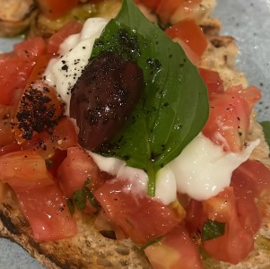 Antipasti - Bruschetta mediterranea