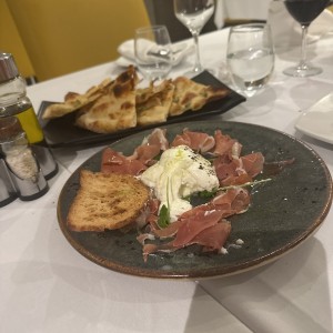 Antipasti - Burrata con prosciutto