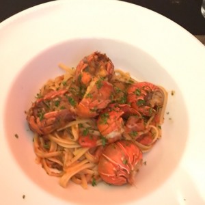 linguine con colas de langosta