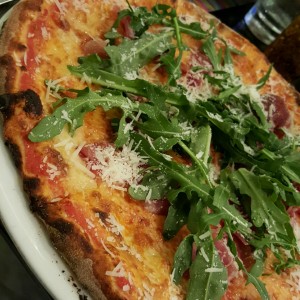 pizza prosciutto rugula y Reggiano