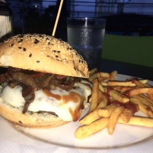 queso mozzarella, salsa bbq, lechuga, tomate y cebolla caramelizada!