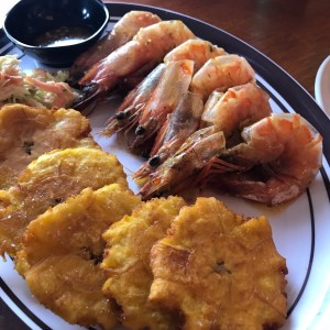 lamgostinos al ajillo con patacones