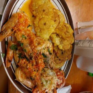 Langostinos al ajillo con patacones
