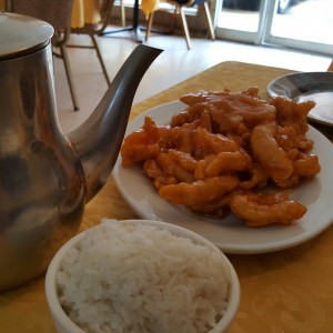 Pollo agridulce y taza de arroz blanco