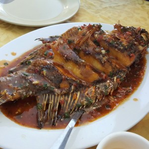Tilapia frita en salsa deliciosa