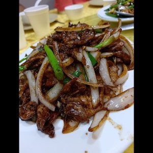 Puerco encebollado 