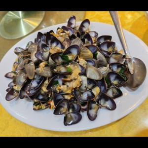 Almejas con salsa se frijolitos negros ??